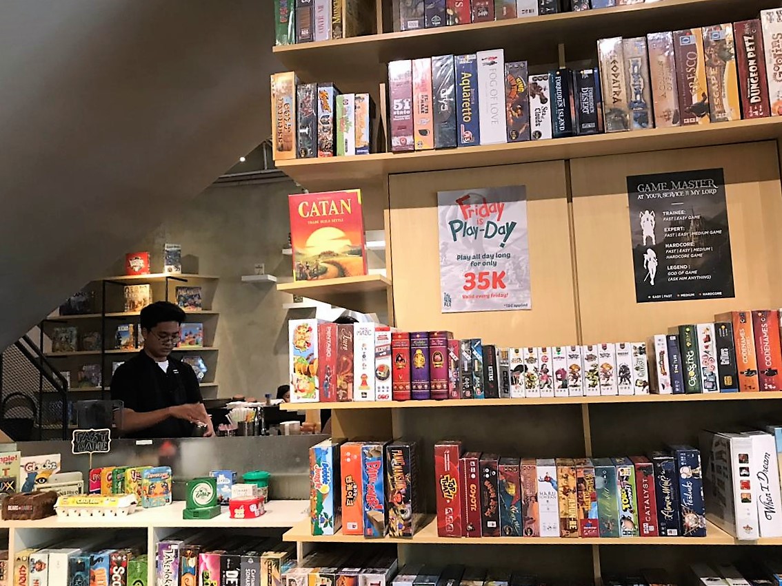 MLDSPOT The Bunker Cafe, Kawinkan Keseruan Board Game dan Kuliner